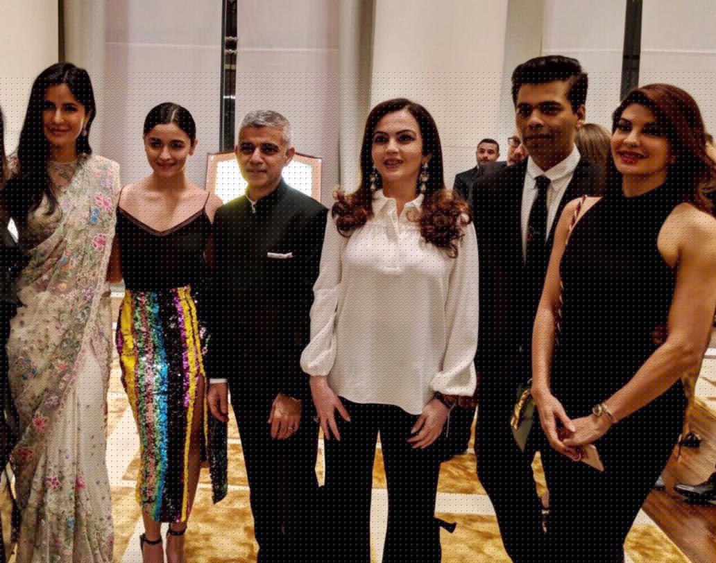 গ্রুপ ছবিতে নীতা অম্বানী, কর্ণ জোহর, জ্যাকলিন ফার্নান্ডেজকেও দেখা গিয়েছে।