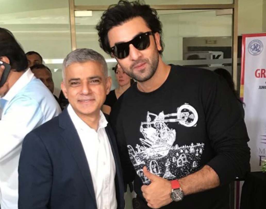 পার্টিতে গিয়ে কর্ণ-আলি-ক্যাটরিনা আলাদা করেও পোজ দিয়েছিলেন ছবি শিকারিদের জন্য। এই ছবিটি আলিয়া শেয়ার করেছেন তাঁর ইনস্টাগ্রাম পেজে। খোশ মেজাজে রণবীর কপূরের সঙ্গে এই ছবি পোস্ট করেছেন মেয়র অব লন্ডন সাদিক খান।