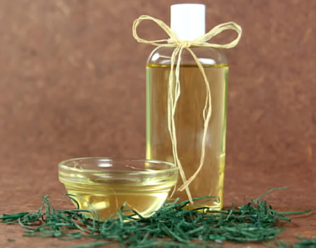 বেবি অয়েল: বেবি অয়েল ত্বকে সহজে শোষিত হয়। চ্যাটচেটে ভাব থাকে না। শেভিংয়ের আগে ভাল ভাবে ত্বকে বেবি অয়েল মাসাজ করে নিন। শেভিংয়ের পর টিস্যু দিয়ে মুছে নিলেই পেয়ে যাবেন মসৃণ ত্বক।