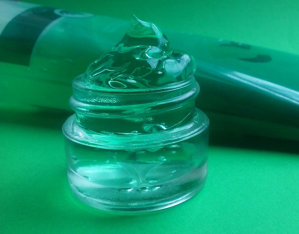 অ্যালো ভেরা জেল: অ্যালো ভেরা জেল ত্বক ময়শ্চারাইজ করে। আবার বেশি ভারী না। শেভ করার আগে ত্বকে অ্যালো ভেরা জেল লাগালে রেজার চালাতে সুবিধা হবে।