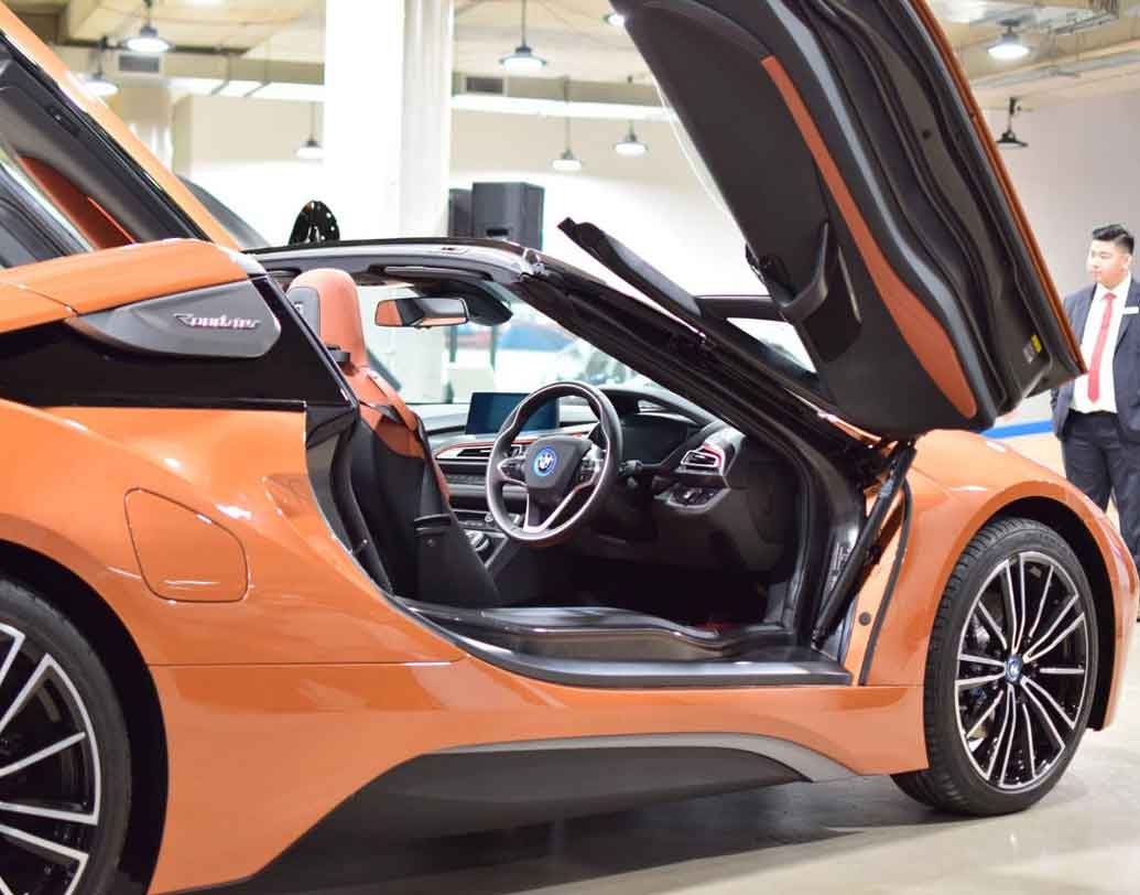 এই গাড়িটি ‘আইএইট কুপ’-এর প্রায় কার্বন কপি। তবে নতুন মডেলের গাড়িটির দরজায় কোনও হাতল না থাকায় আরও স্মার্ট লুক এসেছে। গাড়ির দরজাগুলি উপর দিকে উঠে যাবে বাটন প্রেস করলেই।