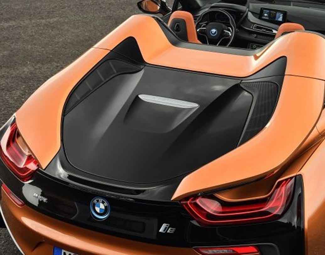 এই গাড়ির ছাদটিও ‘ফোল্ডেবল’। ইচ্ছে হলেই খুলে ফেলা যাবে মাথার ছাদ।