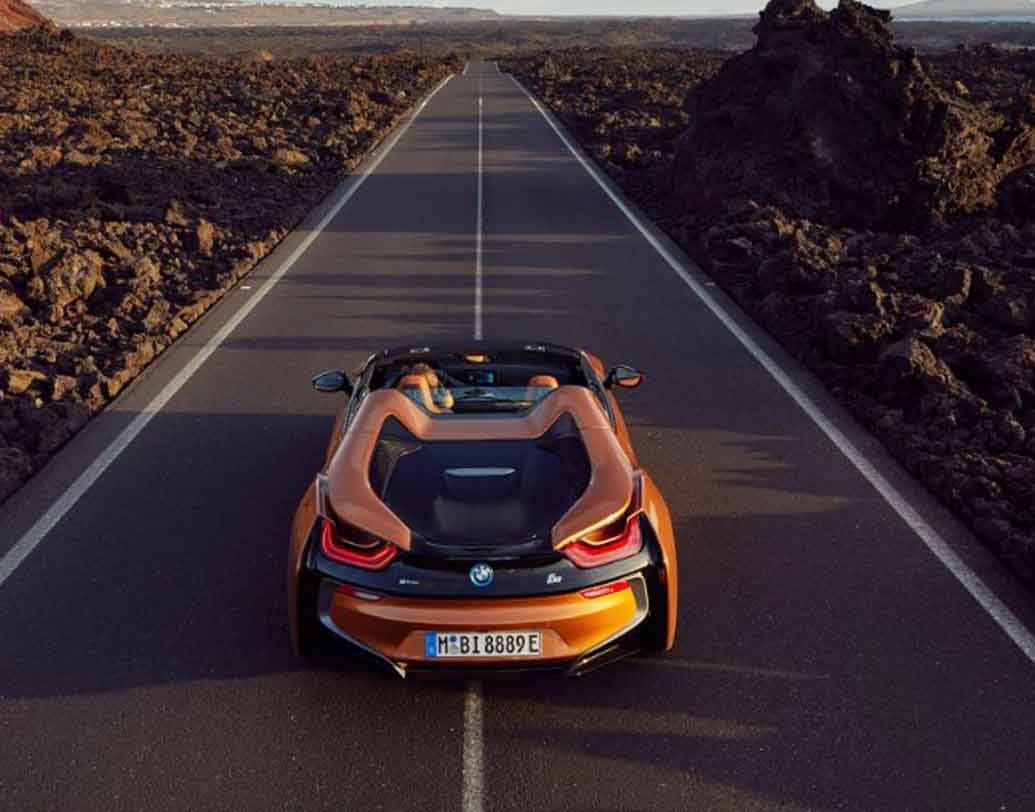 কিন্তু বসার জন্য মাত্র দু’টি জায়গা রয়েছে এই গাড়িতে।