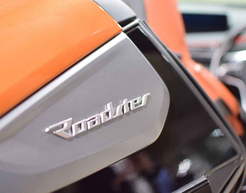 স্পোর্টস স্টিয়ারিং হুইল, মাল্টি ফাংশন ইন্সট্রুমেন্ট ডিসপ্লে, ৮.৮ ফ্রিস্ট্যান্ডিং টাচস্ক্রিন কন্ট্রোলও রয়েছে এই গাড়িতে।