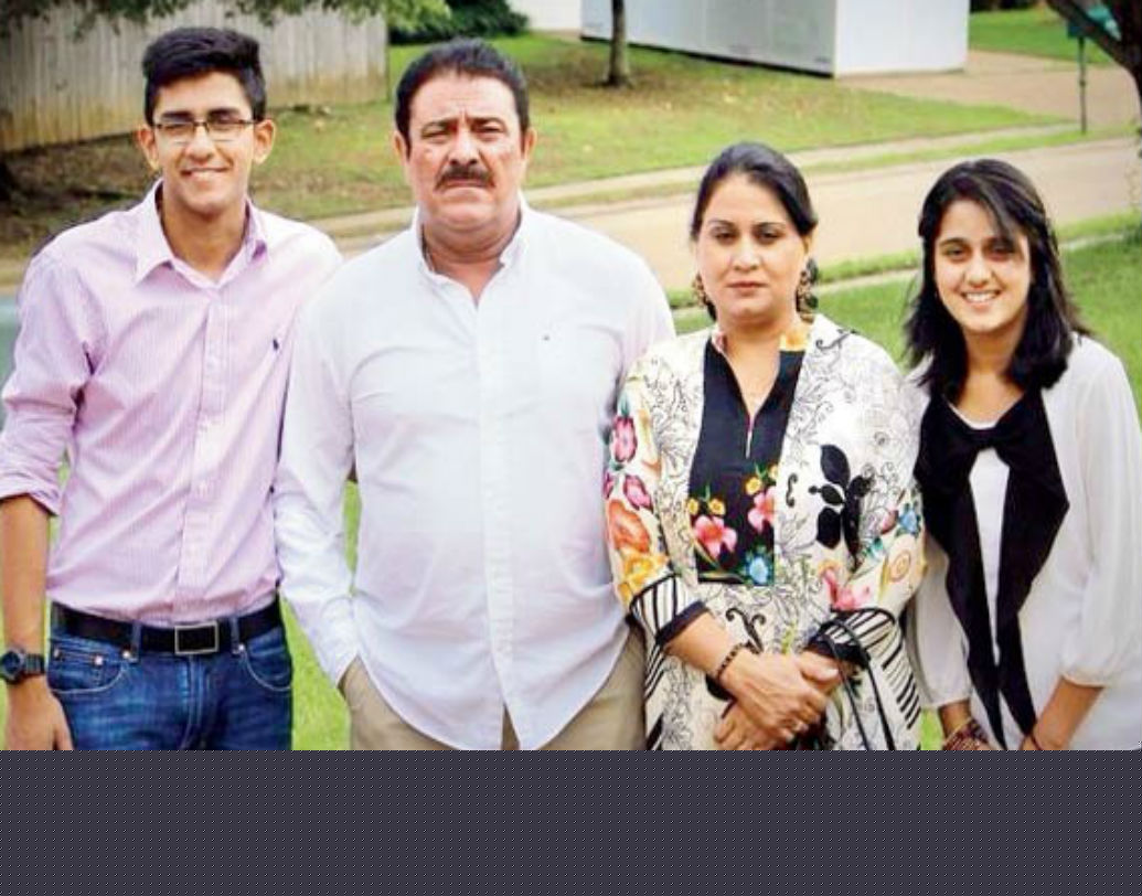 এর পর যোগরাজ বিয়ে করেন সরিবত কাউরকে। তাঁদের দুই সন্তানও রয়েছে।