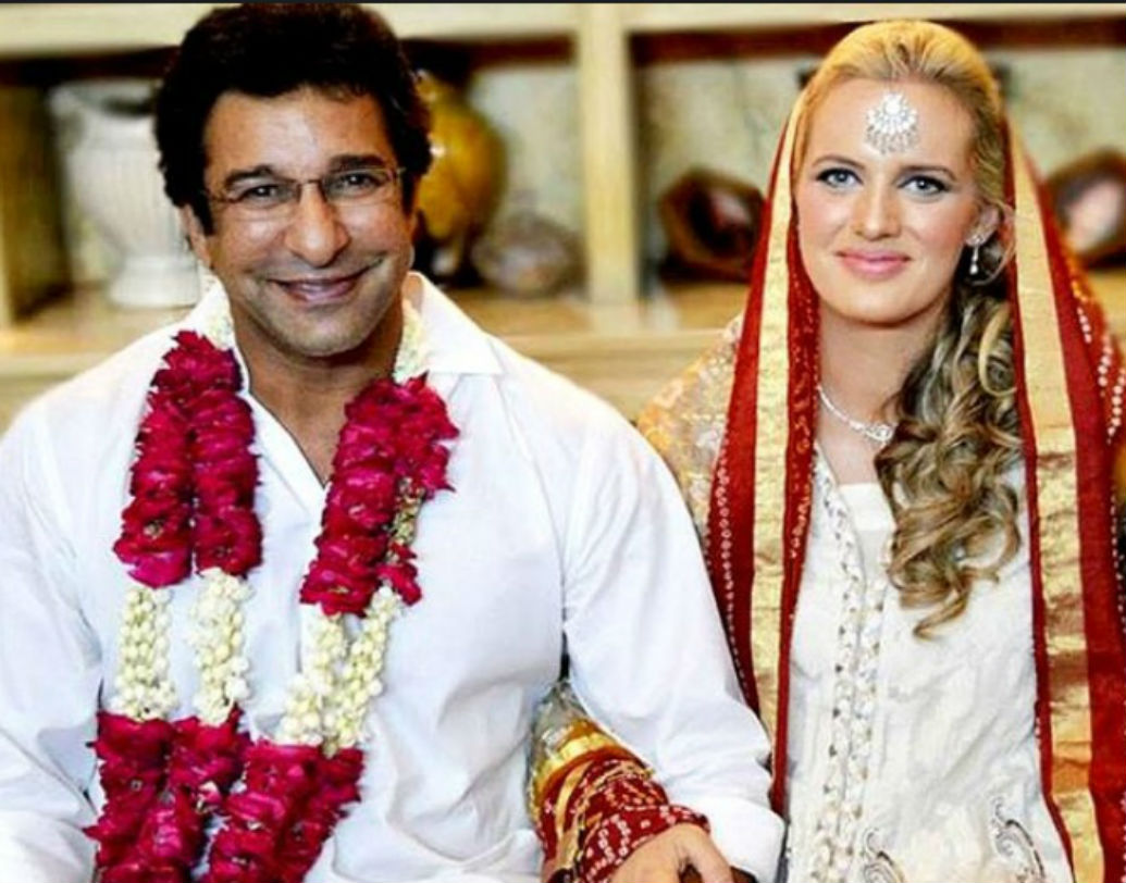 এর পর ২০১৩ সালে শানিয়েরা থম্পশনকে বিয়ে করেন আক্রম। আয়লা নামে তাঁদের একটি সন্তানও রয়েছে।