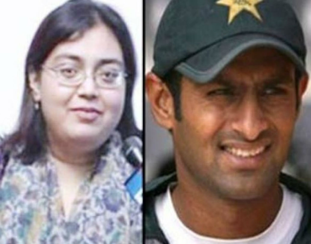 শোনা যায় ২০০২ পাক ক্রিকেটার শোয়েব মালিক আয়েশা সিদ্দিকি নামে এক মহিলাকে বিয়ে করেছিলেন।