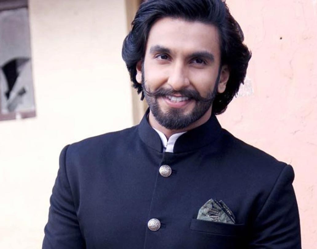 প্রিয়ঙ্কার পর ফোর্বসের তালিকায় নাম রয়েছে রণবীর সিংহের। খাদ্যদ্রব্য থেকে কন্ডোমের বিজ্ঞাপন, সঙ্গে বলিউড ছবি। রণবীরের ২০১৭-র আয় প্রায় ৬৫ কোটি টাকা।