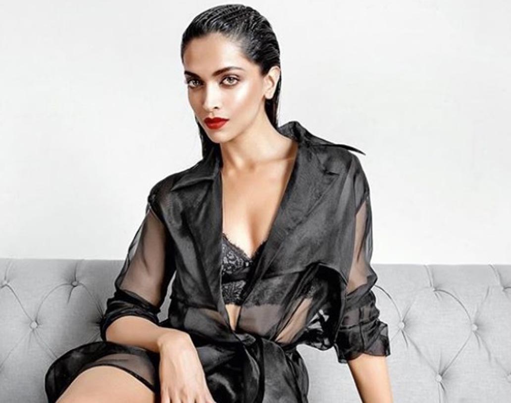 ফোর্বসের তালিকায় দীপিকা পাড়ুকোনের নাম রয়েছে রণবীরের পর। দীপিকাও হলিউড এবং বলিউড, সঙ্গে এনডোর্সমেন্ট থেকে রোজগার করেছেন। দীপিকার এ বছরের রোজগার প্রায় ৭১ কোটি টাকা।