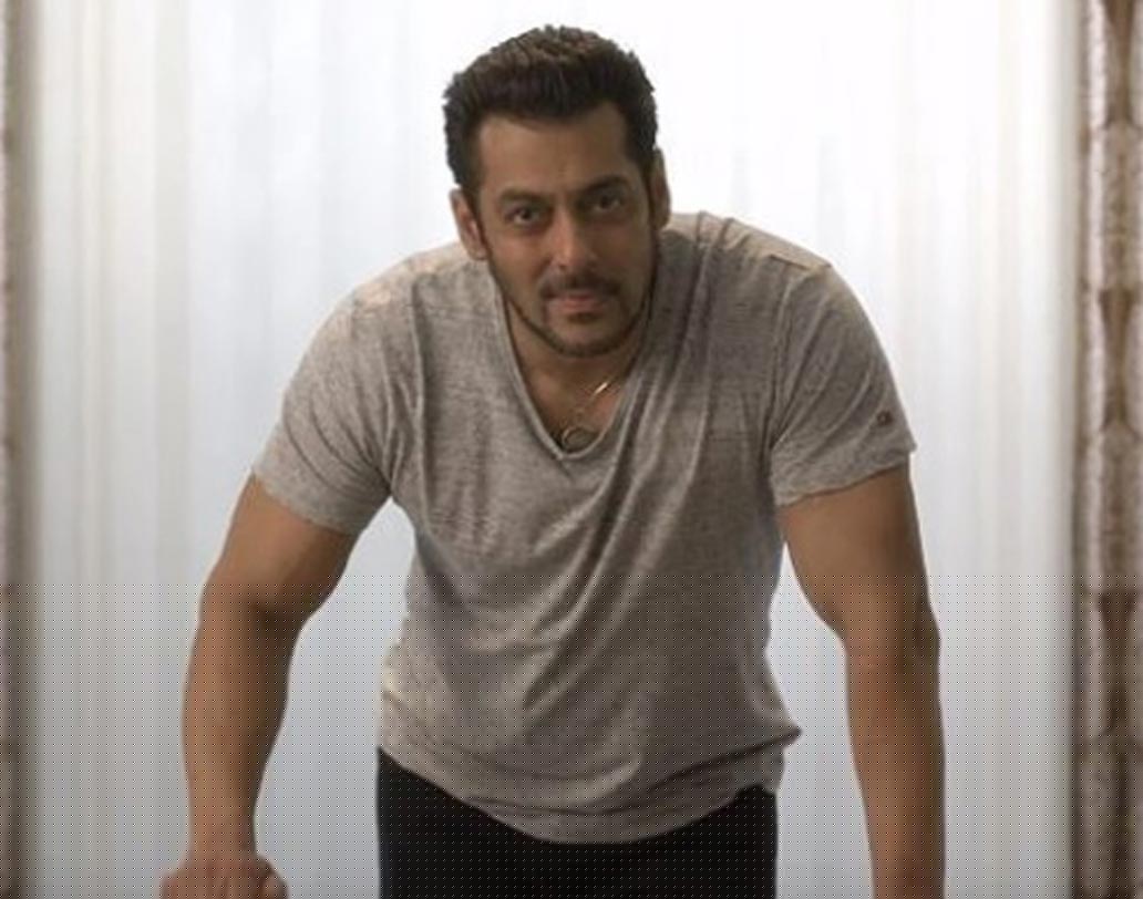 অক্ষয়ের পরেই রয়েছেন সলমন খান। বলিউডের ‘ভাইজান’-এর টিউবলাইট খুব একটা চলেনি। তবে সব মিলিয়ে তাঁর রোজগার হয়েছে ২৩৮ কোটি টাকা।