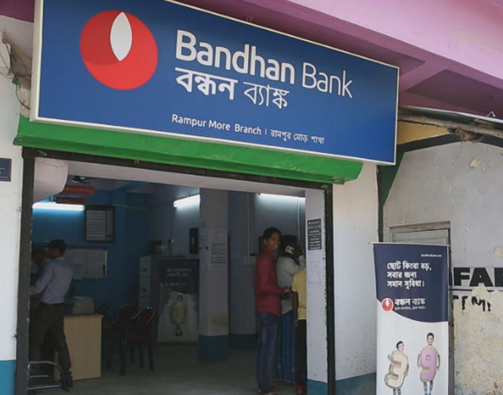 বন্ধন ব্যাঙ্ক:
১ লক্ষের উপর আমানতে এই কমার্শিয়াল ব্যাঙ্ক সুদ দেয় ৬ শতাংশ। ফিক্সড ডিপোজিটে এই ব্যাঙ্কের সুদ ৭.১৫ শতাংশ এবং সিনিয়র সিটিজেনদের জন্য ৭.৬৫ শতাংশ।