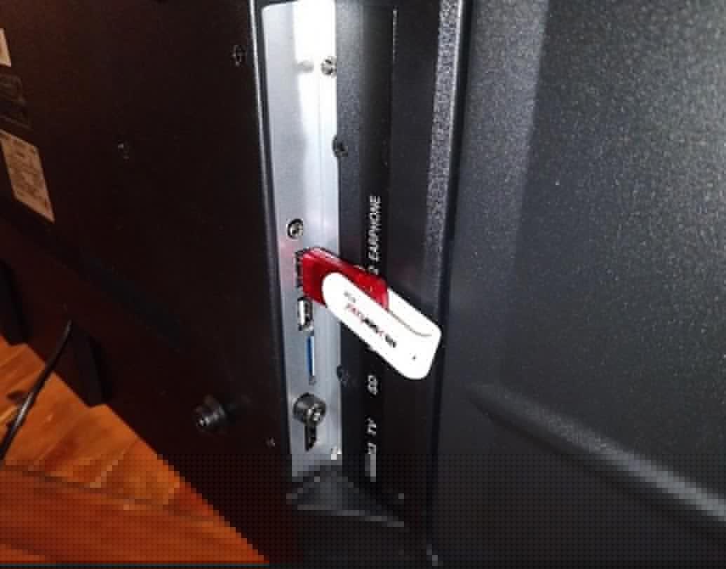 অ্যান্ড্রয়েড ৪.৪ কিটক্যাট অপারেটিং সিস্টেম রয়েছে এতে। দু’টি ১০ ওয়াট স্পিকারও রয়েছে এই টিভিতে।