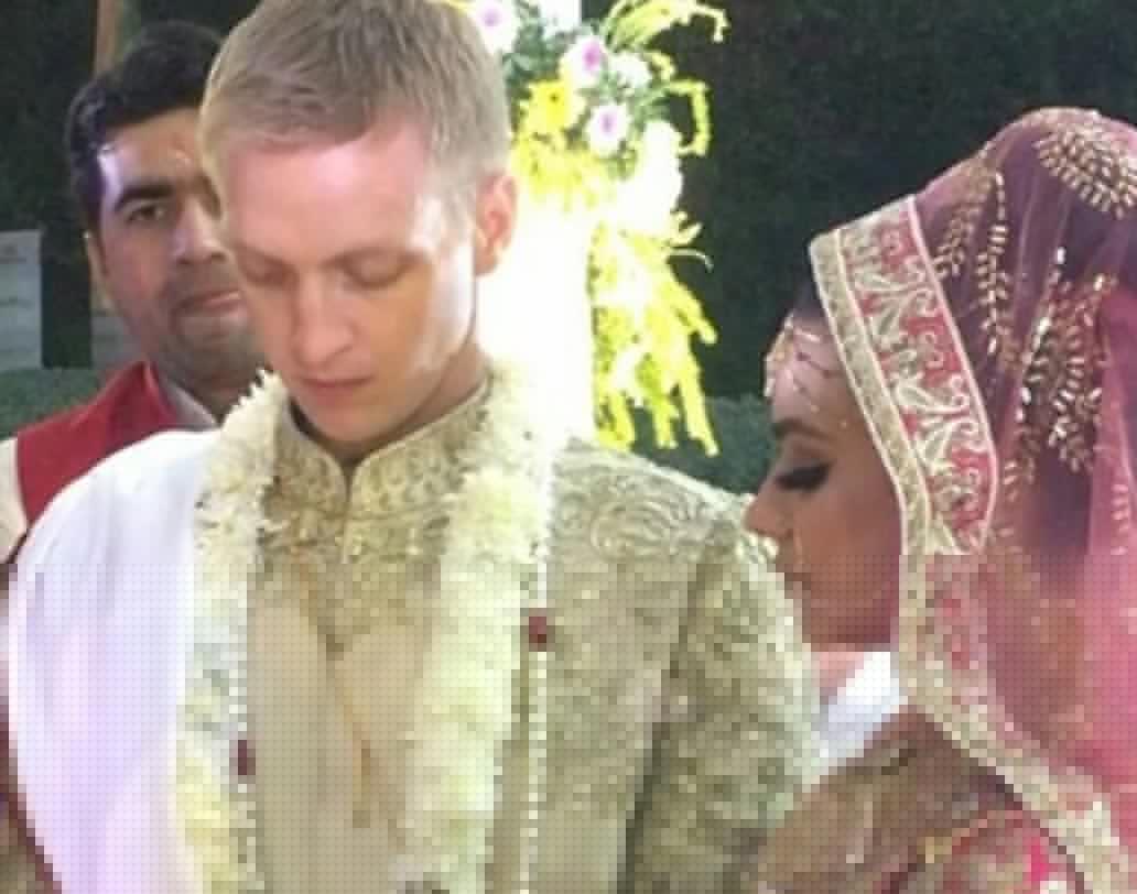 মার্কিন দেশে ব্রেন্টের সঙ্গে আলাপ হয়েছিল আশকার। সেখানেই প্রেম শুরু। পরে ‘নাচ বলিয়ে’ অনুষ্ঠানেও যোগ দিয়েছিল এই জুটি।