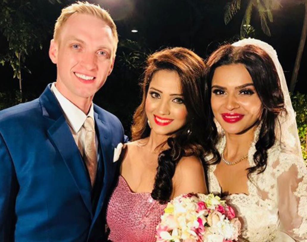 গত শুক্রবার অমদাবাদে নিজের বাড়িতেই এলাহি ভাবে বিয়ে করলেন আশকা। উপস্থিত ছিলেন হিন্দি ধারাবাহিকের বেশ কয়েকজন জনপ্রিয় অভিনেতা।