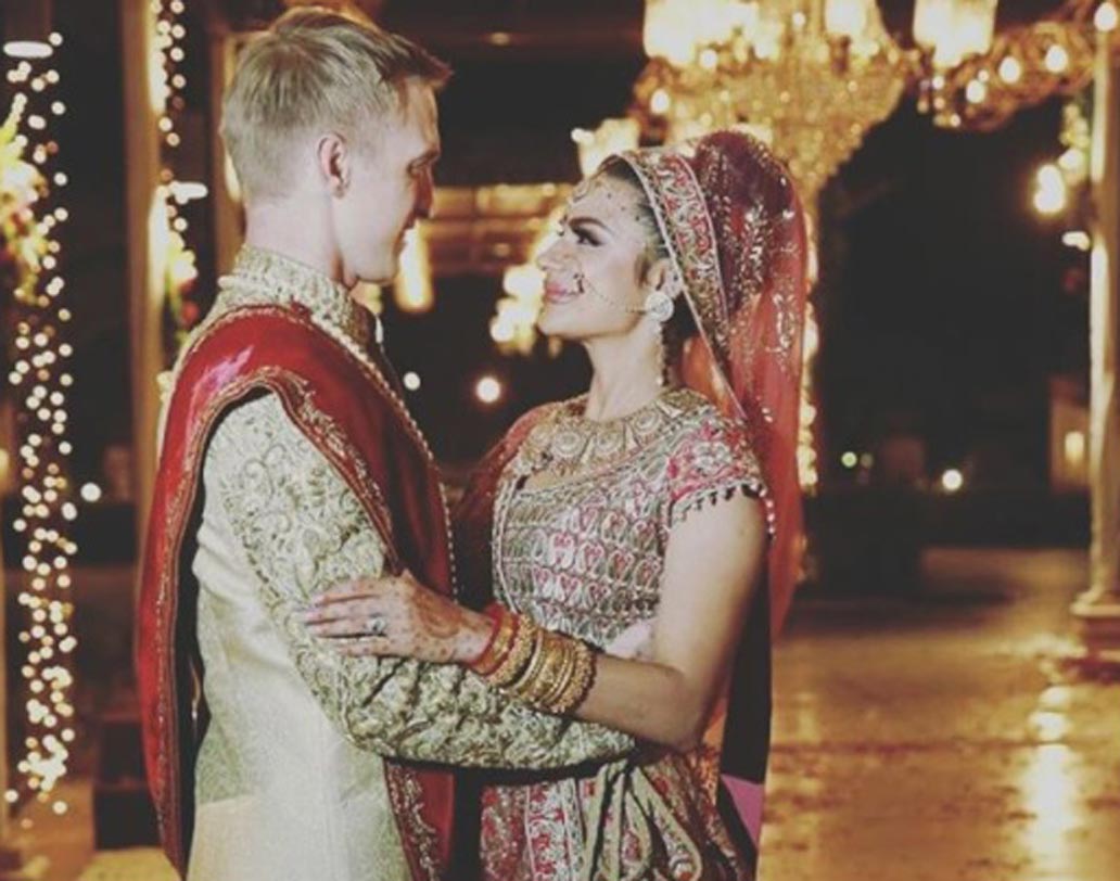 আশকার বিয়েতে এমনই ট্র্যাডিশনাল সাজে দেখা গিয়েছে মৌনী রায়কে। ছিলেন আদা খানও।