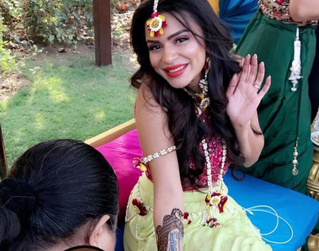 একেবারে প্রথা মেনে মেহেন্দি, সঙ্গীতের অনুষ্ঠান করে বিয়ে করেন আশকা। সাজও ছিল ট্র্যাডিশনাল।