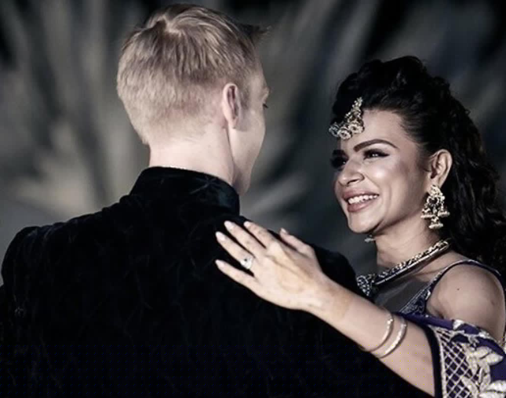 পরদিন বিয়ে সম্পন্ন হয় খ্রিস্টান মতে।ব্রেন্টের মায়ের ওয়েডিং গাউন পরেই বিয়ে করেছেন আশকা।