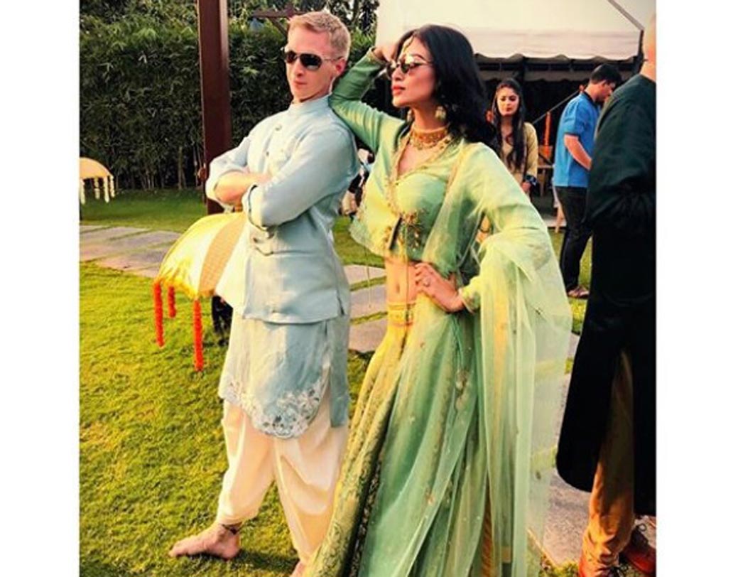 বিয়েতে জমজমাট পার্টির আয়োজন হয়েছিল। ডান্স ফ্লোরে নেমে পড়েছিলেন নবদম্পতিও। বিয়ের দিন নতুন বরকেও দেখা গেল হিন্দি গানে নাচতে। মৌনীর সঙ্গে ‘কাজরারে’ গানে নেচেছেন ব্রেন্ট।