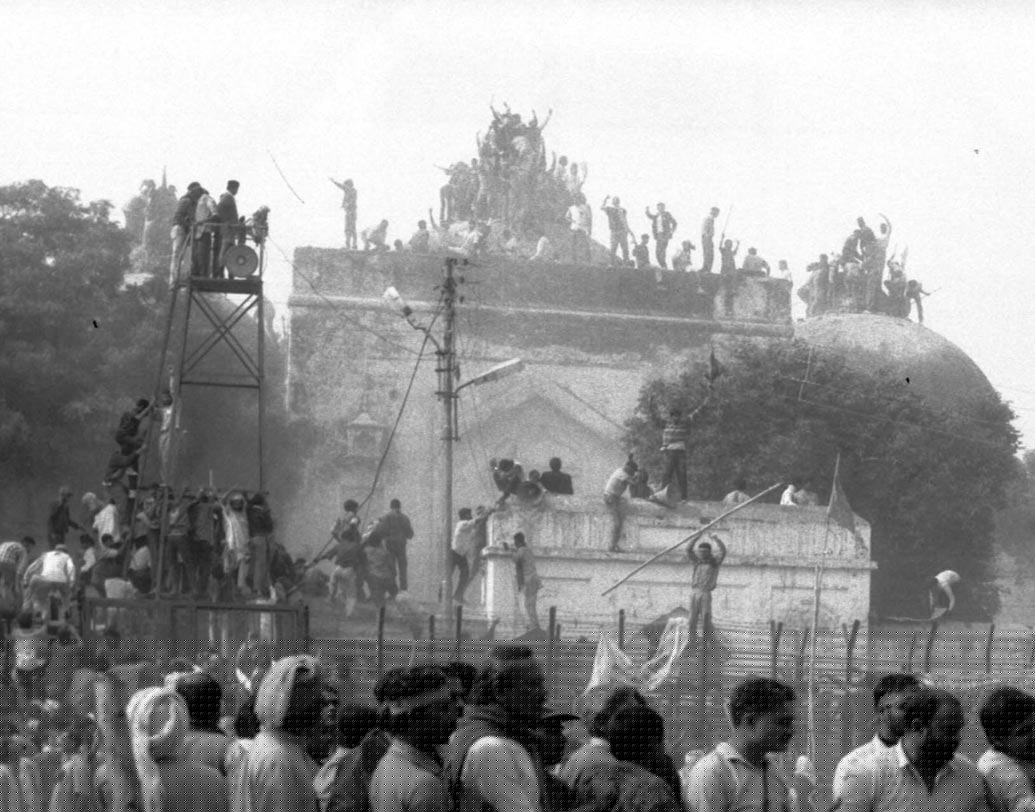 দৃশ্য-২: সকাল ১০টা ৩০। ৬ ডিসেম্বর, ১৯৯২। রামকথা কুঞ্জের মঞ্চে পৌঁছলেন লালকৃষ্ণ আডবাণী, মুরলীমনোহর যোশী, অশোক সিংঘলরা। ২০০ গজ দূরে তৈরি হয়েছে প্রতীকী করসেবার জায়গাটা। আডবাণীদের উদ্দেশ্য নাকি ছিল হিংসাত্মক কার্যকলাপ থেকে করসেবকদের বিরত রাখা। কিন্তু নেতাদের ভাষণের অপেক্ষাতেই ছিলেন না কেউ। কয়েক মিনিটের মধ্যে পুলিশের কর্ডন ভেঙে বিতর্কিত ভূখণ্ডের দিকে এগোতে শুরু করলেন করসেবকরা।