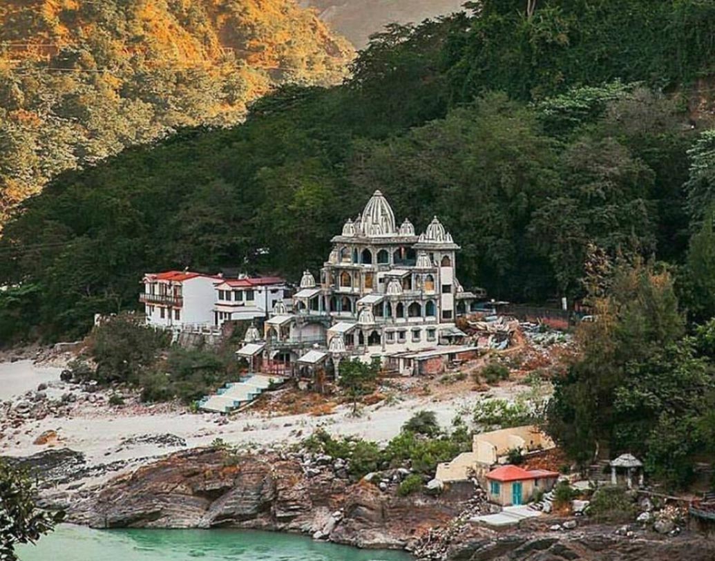 হৃষিকেশ:এক দিকে মন্দিরের শোভা অন্যদিকে সবুজে পাহাড়ের সারি, ইতিহাস এবং ঐতিহ্যের অদ্ভুত মিশেল হৃষিকেশে। ডেস্টিনেশন ওয়েডিংয়ের জন্য সপরিবার পাড়ি দিতে পারেন গঙ্গা-পাড়ের এই মনোরম শৈলশহরটিতে।