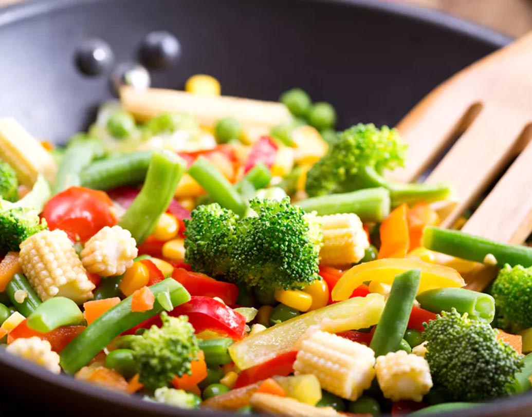 যদি ভেবে থাকেন চাইনিজ খাবারের মধ্যে নিরামিষ খাওয়ার বেশি সুযোগ নেই তা হলে ভুল ভাবছেন। কারণ চাইনিজরা পশ্চিমীদের তুলনায় অনেক বেশি প্রকার সব্জি খেতে অভ্যস্ত। চিনে তেতো শশা, বিভিন্ন রকম শাকের ফলন প্রচুর। যা সবই রান্নায় ব্যবহার করা হয়।