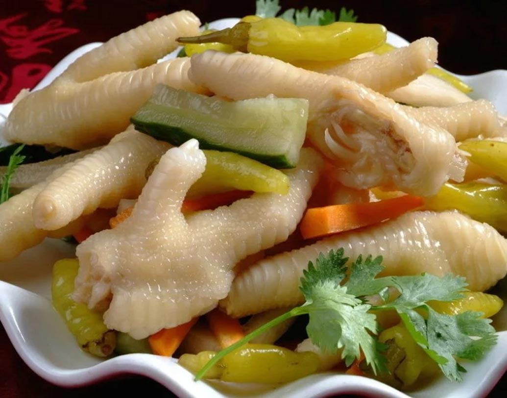 আমরা রেস্তরাঁয় গিয়ে বোনলেস চাইনিজ খাবার অর্ডার করলেও প্রকৃতপক্ষে চিনারা কিছু ফেলেন না। মাংস হাড়সমেত খাওয়ারই রেওয়াজ চিনে। এমন ভাবে রান্না করা হয় যাতে হাড় নরম হয়ে যায় ও তা চিবিয়ে খাওয়া যায়।