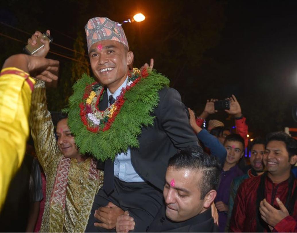 ঘোড়া থেকে নেমে বরযাত্রীদের কাঁধে চড়ে বিয়ের মণ্ডপে ঢুকছেন ভারতীয় ফুটবলের আইকন।