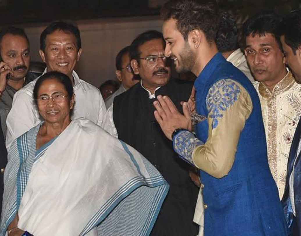 সুনীল-সোনমের বিয়ের সাক্ষী মুখ্যমন্ত্রী মমতা বন্ধ্যোপাধ্যায়। সঙ্গে রাজ্যের ক্রীড়ামন্ত্রী অরূপ বিশ্বাসও।