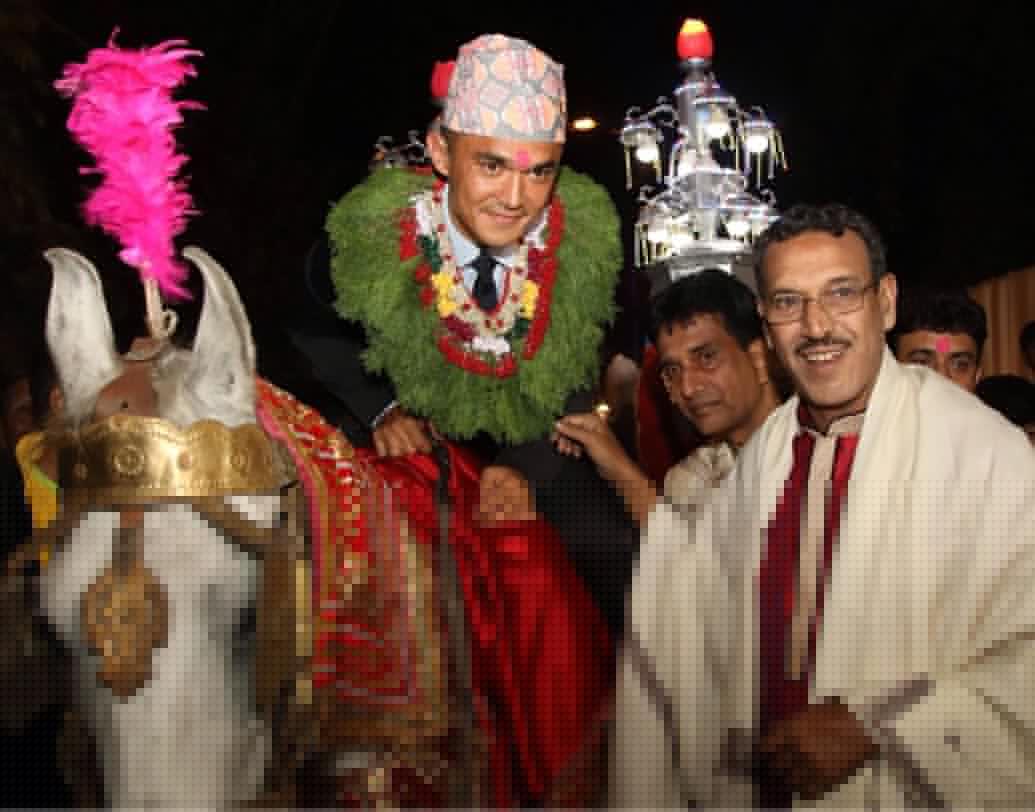 পাশাপাশি দুই কিংবদন্তি। ভারতীয় দলে চুটিয়ে খেলা সুব্রত ভট্টাচার্যের সঙ্গে সুনীল। সম্পর্কে সুনীল এখন সুব্রতের জামাই।