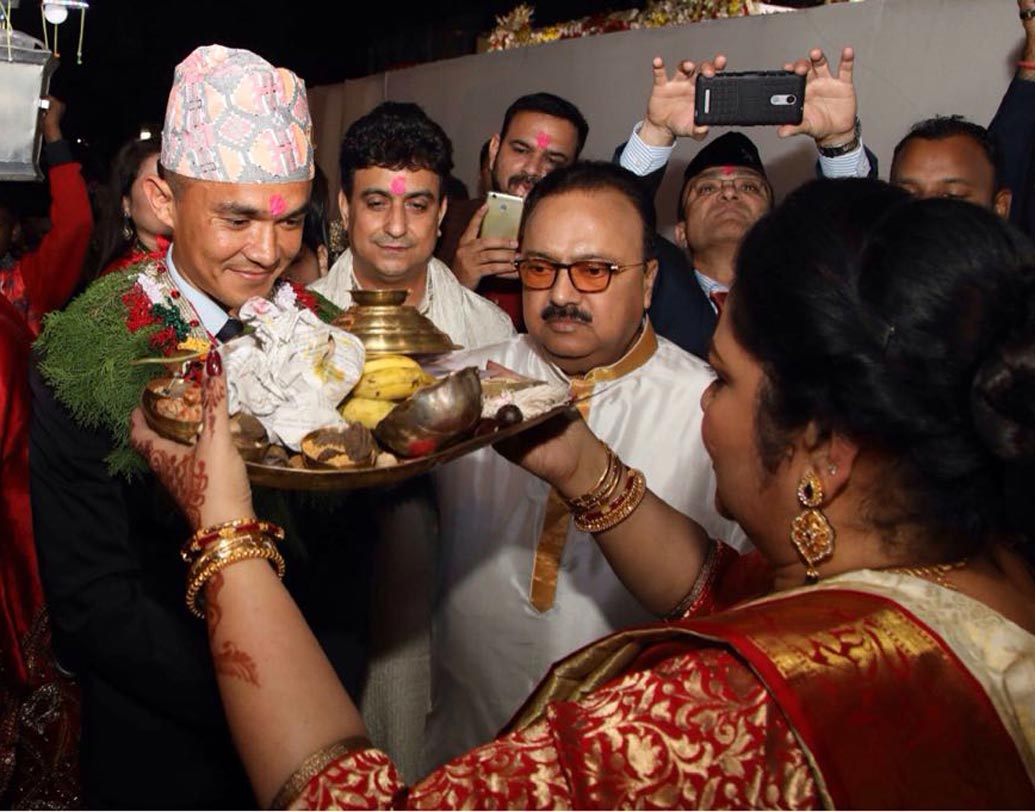 সুনীলকে বরণ করে নিলেন মেয়ের মা।