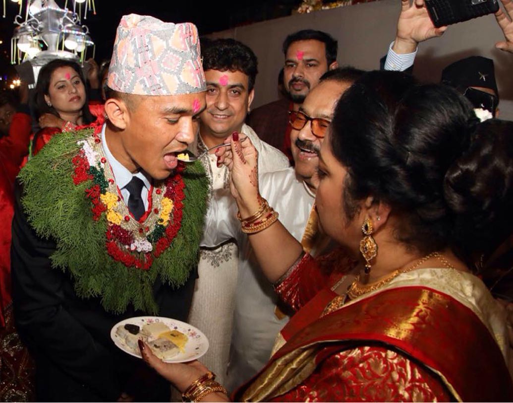 রীতি মেনে বাঙালি কায়দায় মিষ্টি মুখও করালেন সুনীলের শ্বাশুড়ি।