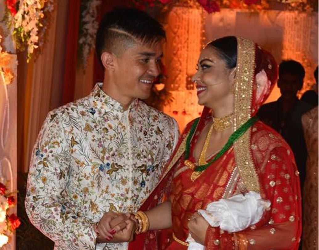 স্ত্রী সোনমের সঙ্গে সুনীল।