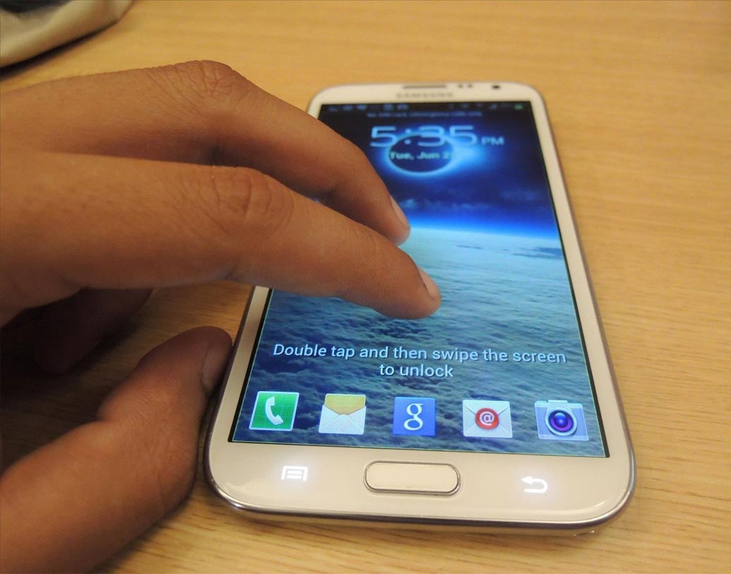 যদি আপনি নীচ থেকে উপর দিকে সোয়াইপ করেন তা হলে আপনি খুবই আকর্ষণীয় ব্যক্তিত্বের মানুষ। আপনার মুড সুইংয়ের সমস্যা রয়েছে। তবে আপনি খুবই স্নেহপ্রবণ।