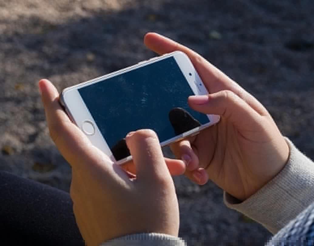 আপনি যদি ফোন সোয়াইপ করতে দুই হাত ব্যবহার করেন তা হলে আপনি খুবই ব্যস্ত মানুষ এবং সময় নষ্ট করতে একেবারেই পছন্দ করেন না।