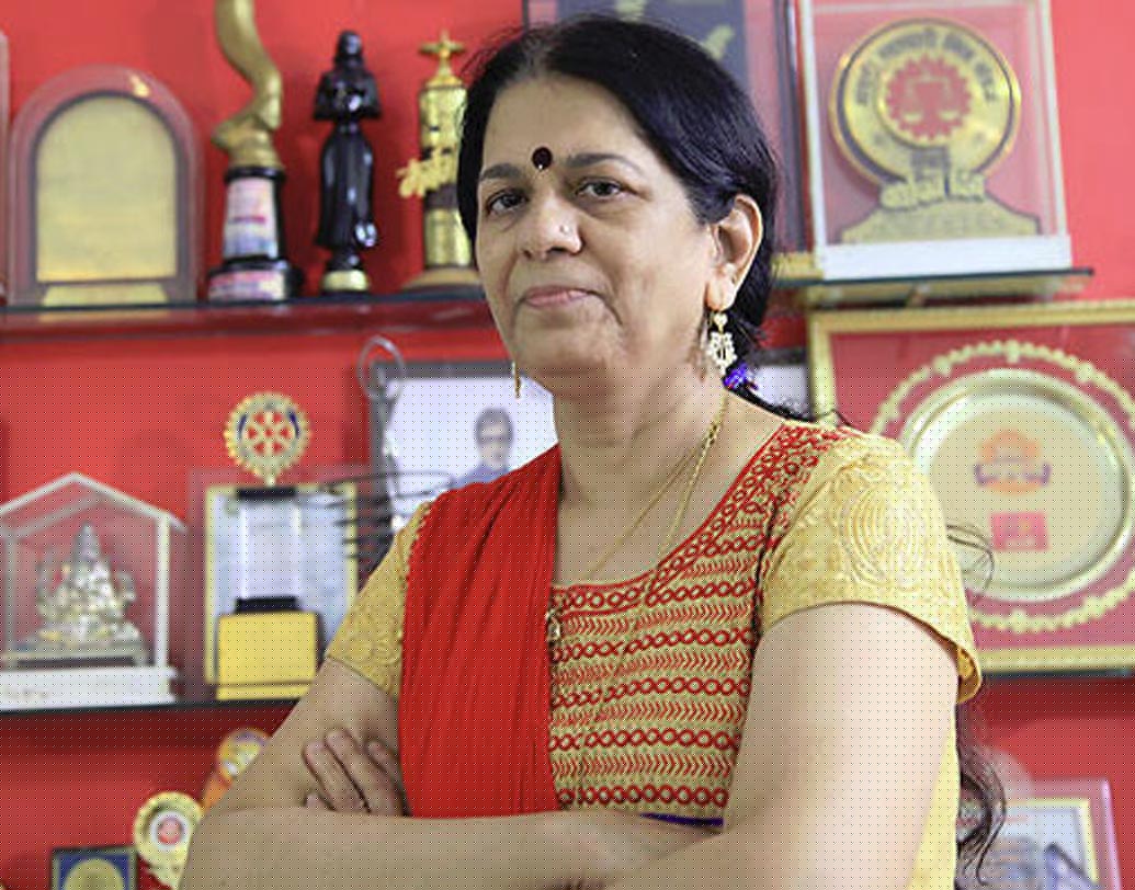 নিজের তদন্ত করা নানান ঘটনার অভি়জ্ঞতা থেকে রজনী দুটো বইও লিখে ফেলেছেন—‘ফেসেস বিহাইন্ড ফেসেস’ আর ‘মায়াজাল’। প্রথম বইয়ের জন্য দুটি পুরস্কার এবং দ্বিতীয় বইয়ের জন্য ছ’টি পুরস্কারও ইতিমধ্যে পেয়ে গিয়েছেন রজনী।