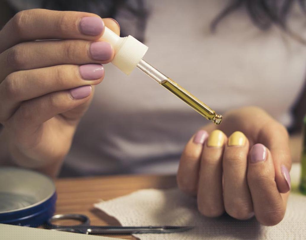 আমন্ড তেল: আমন্ডে প্রচুর পরিমাণ ভিটামিন ও মিনারেল থাকে যা কিউটিকলের আর্দ্রতা বজায় রাখতে সাহায্য করে। নিয়মিত নখে আমন্ড অয়েল লাগালে তা নখ হলুদ হয়ে যাওয়া, ভেঙে যাওয়া রোধ করতে পারে।