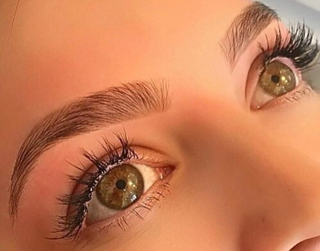 ক্যাস্টর অয়েল: এই তেলে থাকা লিনোলেনিক অ্যাসিড চোখের পাতা ও ভ্রু ঘন করতে সাহায্য করে।