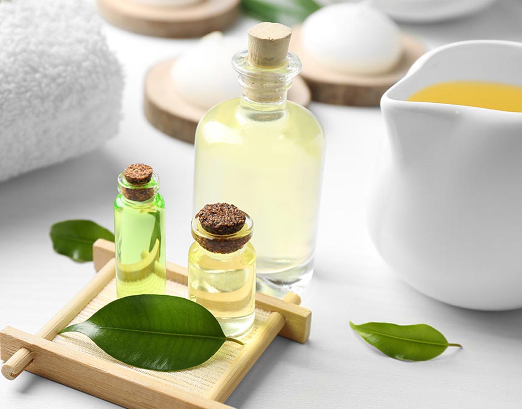 টি ট্রি অয়েল: ব্ল্যাকহেডস, হোয়াইট হেডস, অ্যাকনে বা ত্বকের যে কোনও রকম দাগের সমস্যায় দারুণ কাজ দেয় টি ট্রি অয়েল। তুলোয় সামান্য টি ট্রি অয়েল নিয়ে অ্যাকনের উপর লাগান।