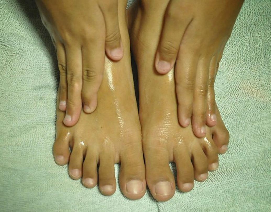 অলিভ অয়েল: ফাটা পায়ের সমস্যা দূর করতে অব্যর্থ অলিভ অয়েল। রাতে ঘুমনোর সময় পায়ের পাতায় অলিভ অয়েল মেখে শুতে যান। ২ সপ্তাহের মধ্যে ফাটা দূর হয়ে পায়ের পাতা নরম হবে।