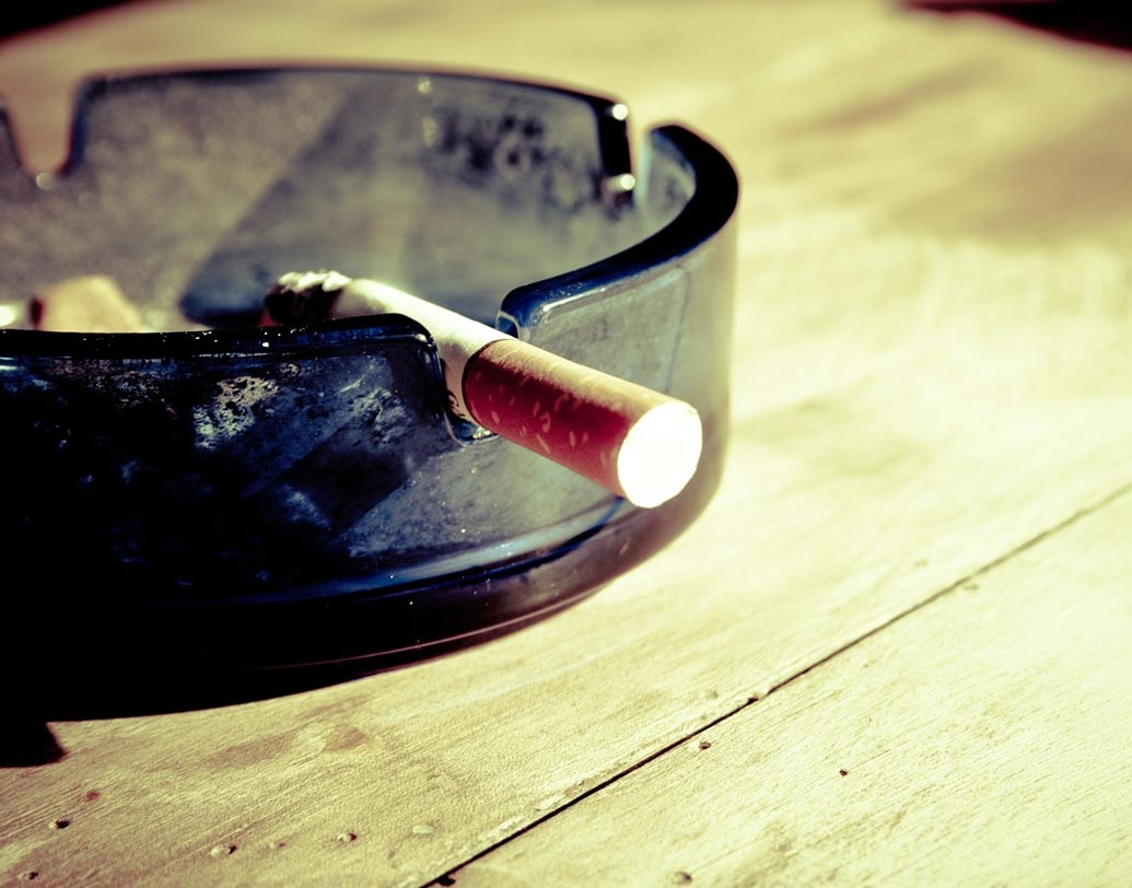 ধূমপান: অনেকেরই সকালে উঠেই ধূমুপান করার অভ্যাস থাকে। সকালে দিন শুরি করার জন্য ধূমপানের উপর নির্ভরতা ছাড়ুন। এতে ক্যানসারের ঝুঁকি বাড়ে বলে জানাচ্ছেন চিকিত্সকরা।