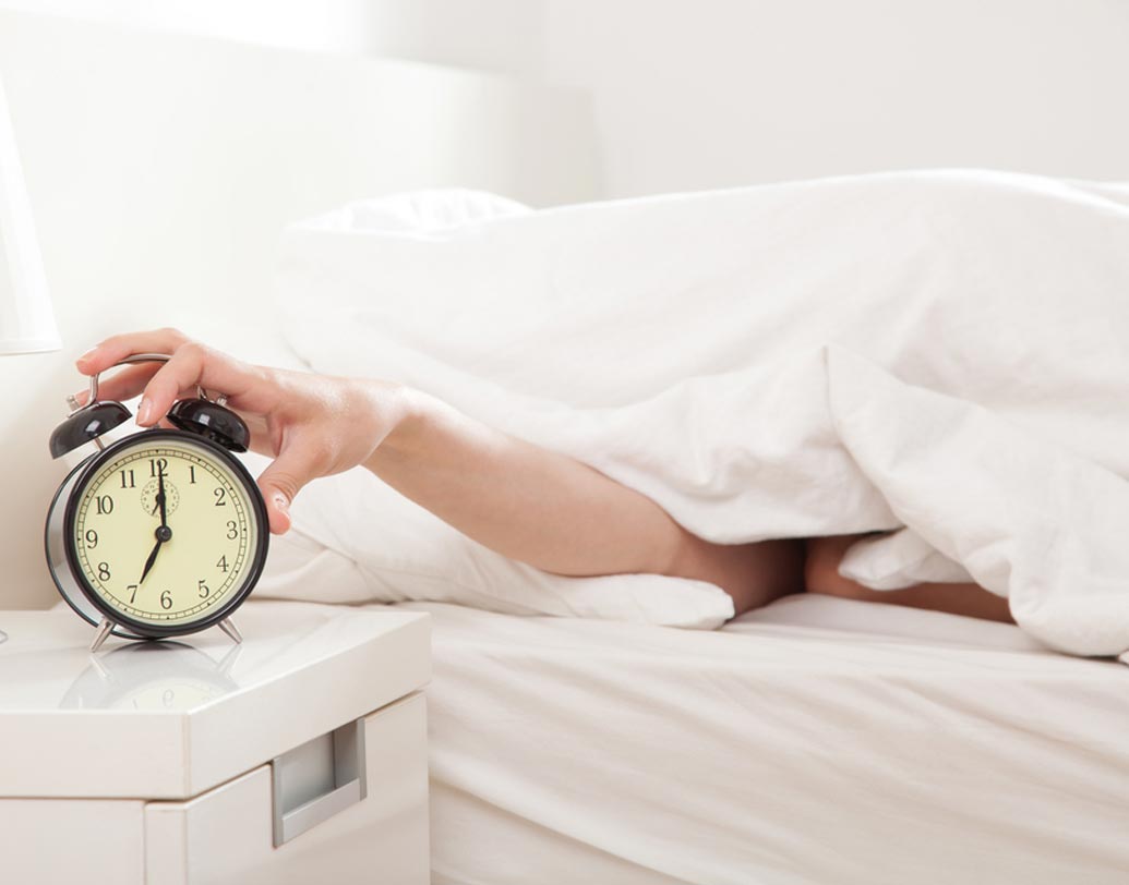 অ্যালার্ম স্নুজ: সকালে উঠেই আমরা যা করি তা হল অ্যালার্ম স্নুজ করা। পাশ ফিরে শুয়ে আরেকটু ঘুমিয়ে নেওয়ার সুখ ছাড়তে পারি না। এই অভ্যাসে দিন শুরু করতে যেমন দেরি হয়, তেমনই সব কাজেই আলস্য আসে।