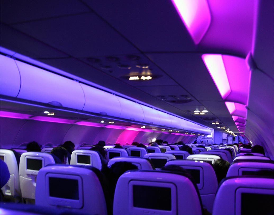 বিমানের আলো কমিয়ে রাখা হয় যাতে যাত্রীরা নাইট ভিশনের সঙ্গে মানিয়ে নিতে পারেন।