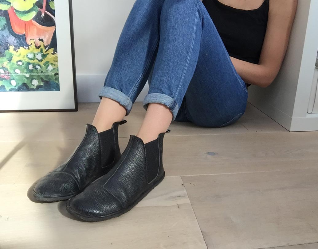 সব সময় শক্তজুতো পরার চেষ্টা করুন। হঠাত্ এমার্জেন্সি ইভাকুয়েশনের প্রয়োজন হলে এই জুতো আপনাকে সাহায্য করবে।