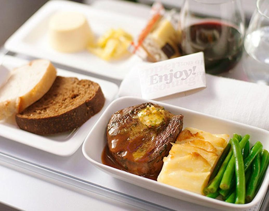 বিমানের খাবার সব সময়ই বিস্বাদ এবং তাতে এয়ারলাইন্সের কোনও দোষ নেই। মাটি থেকে অনেক উঁচুতে উঠলে আমাদের স্বাদকোরক কাজ করে না। তাই সব খাবারই বিস্বাদ লাগে।