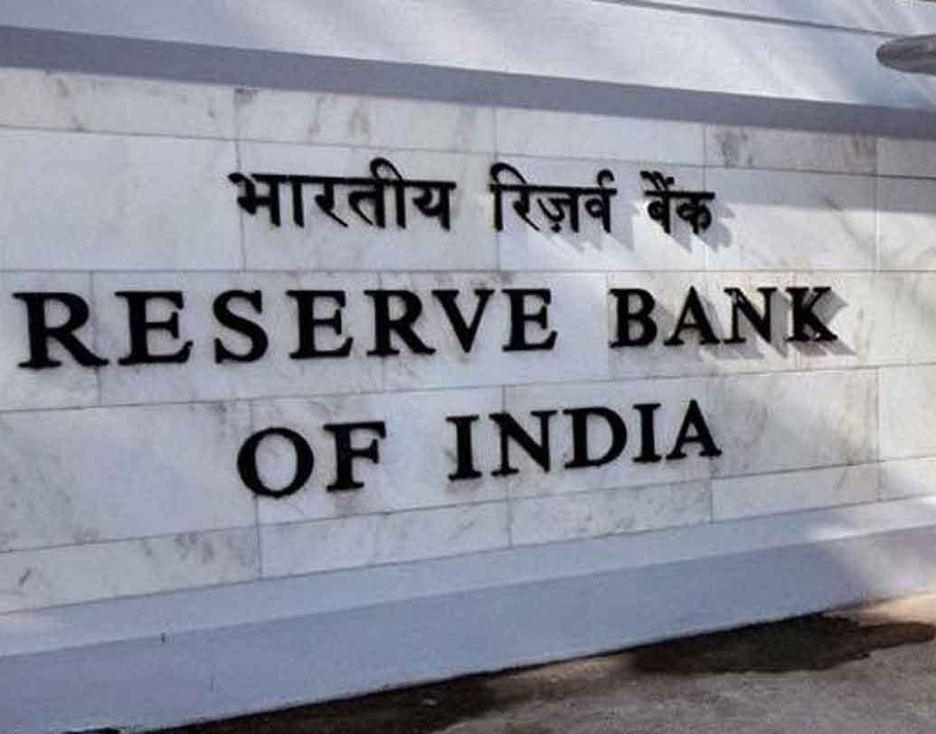 বিটকয়েন বা এই ধরনের কোনও ভার্চুয়াল কারেন্সি বা ক্রিপ্টোকারেন্সি কেনাবেচার জন্য রিজার্ভ ব্যাঙ্ক অব ইন্ডিয়া (আরবিআই) নির্দিষ্ট কোনও সংস্থাকে ছাড়পত্র দেয়নি। সুতরাং কোনও সংস্থা এই ধরনের ব্যবসা চালালে তার দায় কোনওভাবে সরকারের নয়।