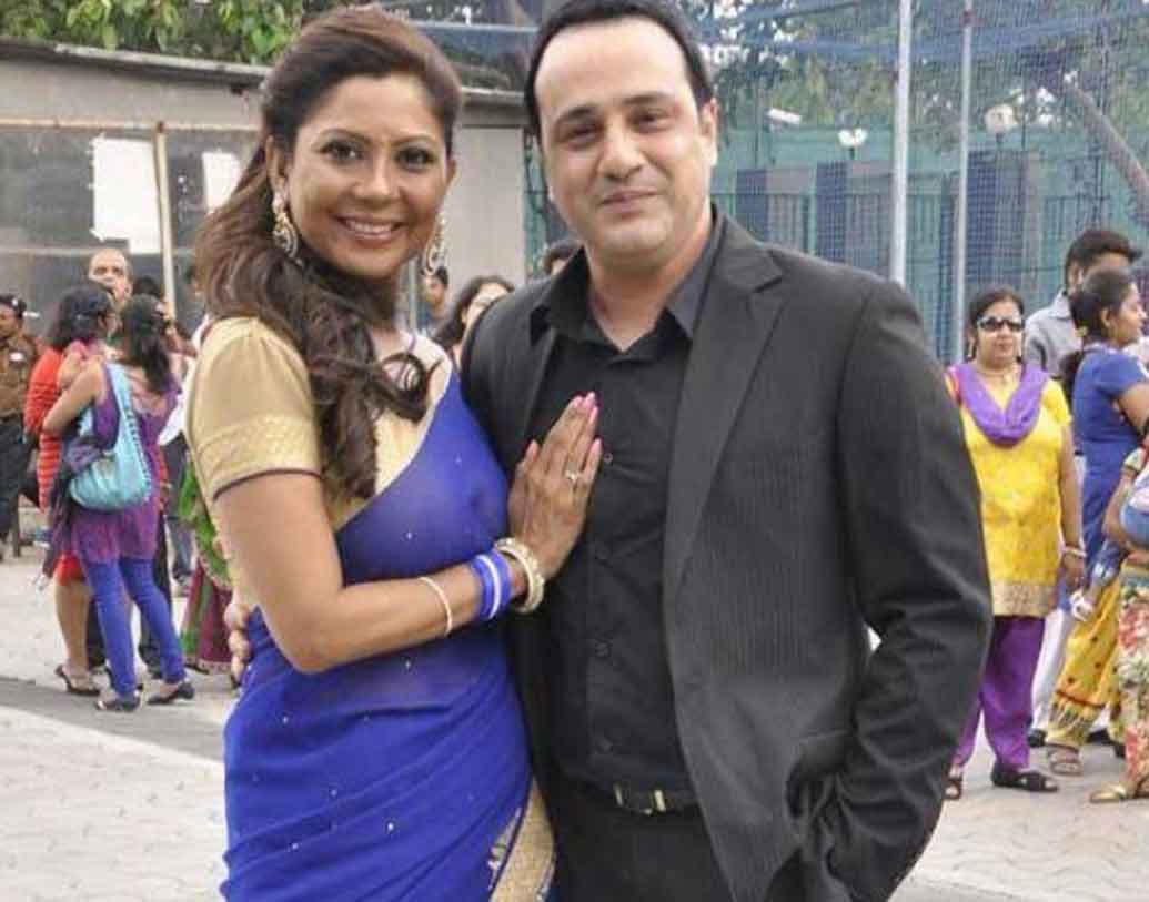 মানিনী মিশ্র:
প্রথমবারের বিয়ে সুখের হয়নি মানিনীর। তবে তাঁর প্রথম বিয়ে সম্পর্কে খুব বেশি জানাও যায় না। পরে বিয়ে করেন ছোট পর্দারআর একপরিচিত মুখ মিহির মিশ্রকে।