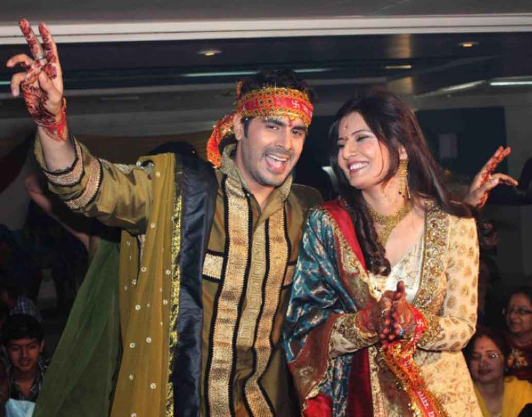 দীপশিখা নাগপাল:
দীপশিখার প্রথম স্বামীজিৎ উপেন্দ্র। বিয়ের দীর্ঘ ১০ বছর পর ভেঙে গিয়েছিল সেই সম্পর্ক। ২০০৭-এ ডিভোর্স হয়ে যায় জিৎ ও দীপশিখার। ২০১২ সালে কেশব আরোরাকে বিয়ে করেন তিনি।