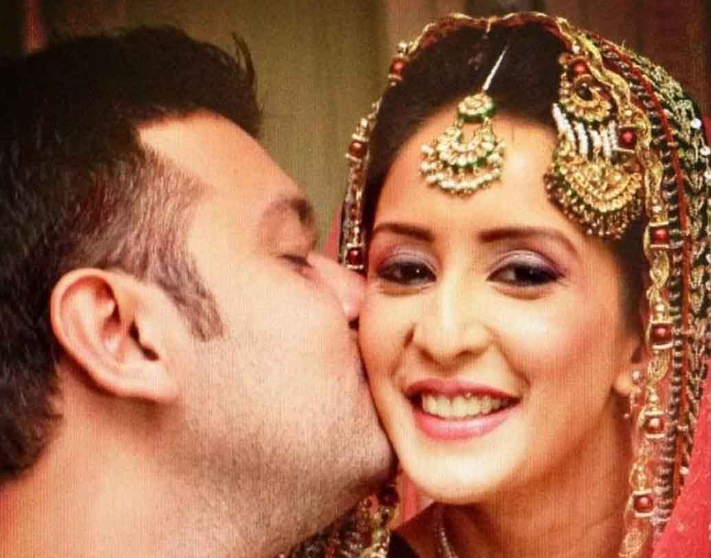 চাহত খন্না:
গার্হস্থ্য হিংসার অভিযোগে প্রথম স্বামী ভরত নরসিংঘানির সঙ্গে বিবাহবিচ্ছেদ হয়ে যায় চাহতের। পরে ফারহান মির্জাকে বিয়ে করেন তিনি।