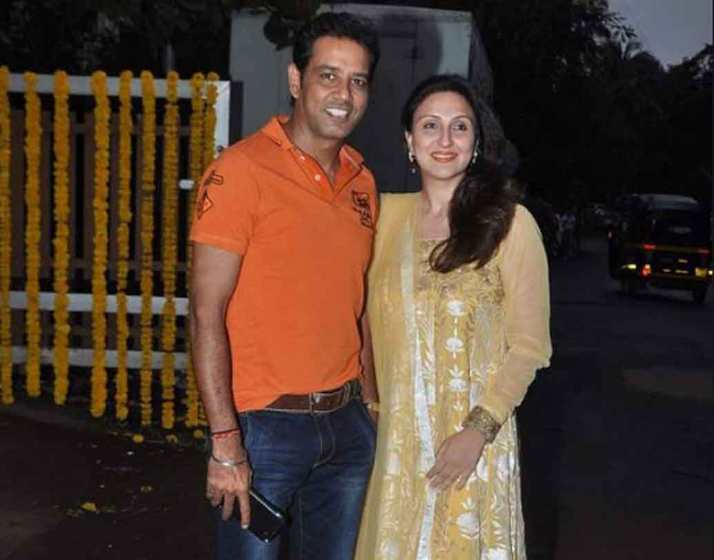 অনুপ সোনি:
একাধারে দক্ষ অভিনেতা ও সঞ্চালক অনুপ প্রথম বিয়ে করেছিলেন রিতুকে। তাঁদের দুই সন্তানও রয়েছে। কিন্তু সেই বিয়ে সুখী না হওয়ায় পরে বিয়ে করেন জুহি বব্বরকে।