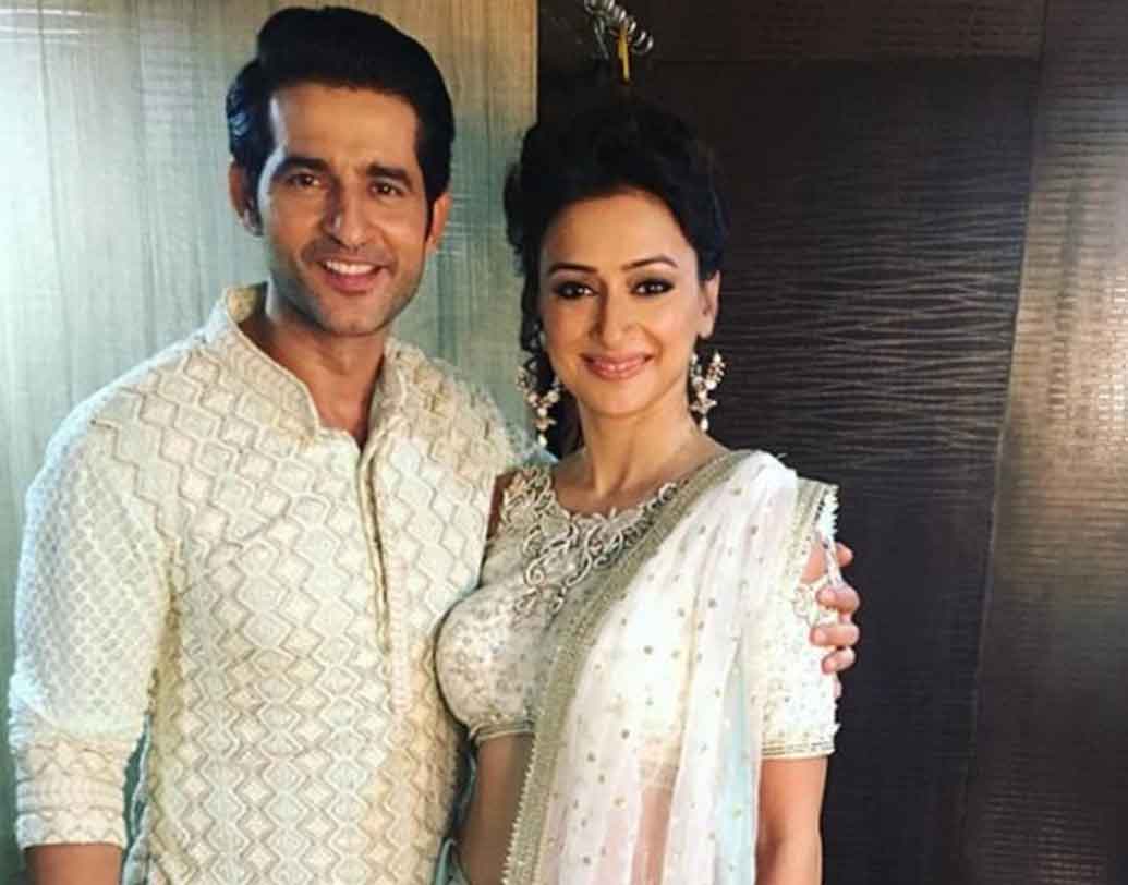 হিতেন তেজওয়ানি:
ছোট পর্দার অন্যতম জনপ্রিয় অভিনেতা হিতেন। প্রথম বিয়ে টিকেছিল মাত্র ১১ মাস। এরপর ২০০৪-এ সহ-অভিনেতা গৌরি প্রধানের সঙ্গে গাঁটছড়া বাঁধেন হিতেন।